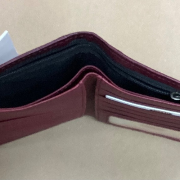 Fossil Burgundy Leather Travel Wallet - Picture 2 of 6